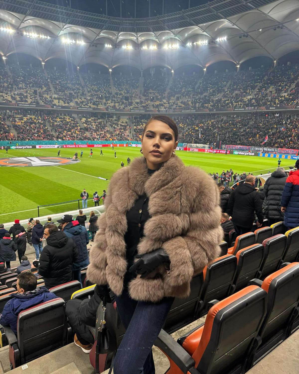 FCSB - DINAMO 1-1// FOTO » FCSB a câștigat derby-ul sexy! Superba Mădălina Buftea ține cu echipa roș-albastră