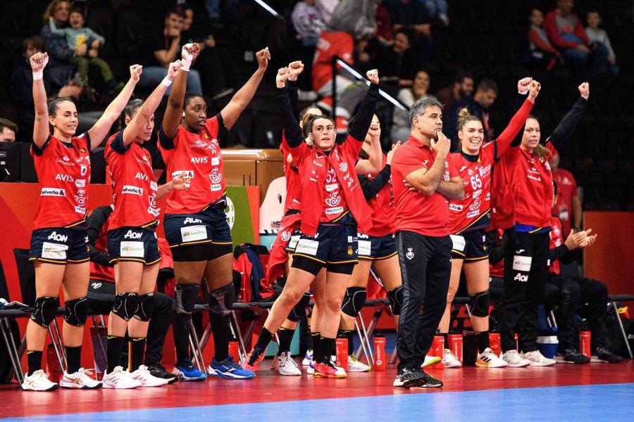 Banca Spaniei, în meciul cu Portugalia/Foto: Imago Images Spania, model pentru România la Euro de handbal?! Aflată într-o situație asemănătoare, naționala lui Ambros Martin a făcut o demonstrație de forță
