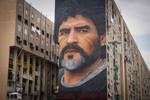 Pictură murală din Napoli, înfățindu-l pe Diego Armando Maradona