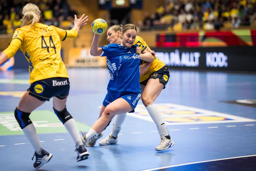 Jana Mittun, în albastru / FOTO: Imago Deplasare-record pentru un moment istoric la Campionatul European de handbal feminin » 2% din populația țării va fi în tribune