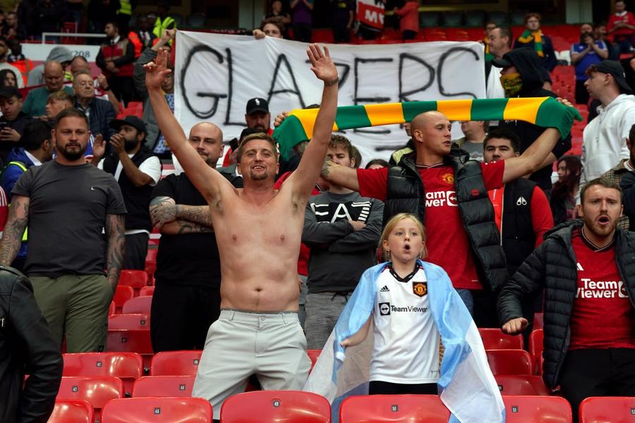 Tații nu vor mai avea motive de bucurie când vor cheltui de două ori mai mulți bani pentru a-și aduce copilul la meci pe Old Trafford / Foto: Imago Revoltă la Manchester! Decizia care i-a scandalizat pe suporterii lui United și explicația cinică oferită de club