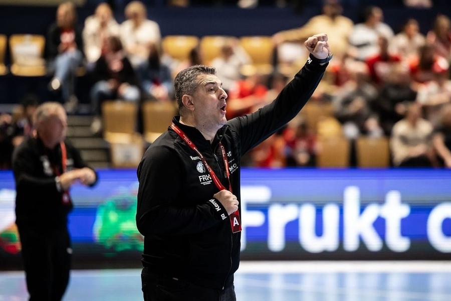 Florentin Pera / FOTO: Facebook @Federația Română de handbal România se luptă astăzi cu Muntenegru pentru supremația în grupa de la EURO! Selecționerul Florentin Pera: „Vom lupta până la ultima picătură de energie!”