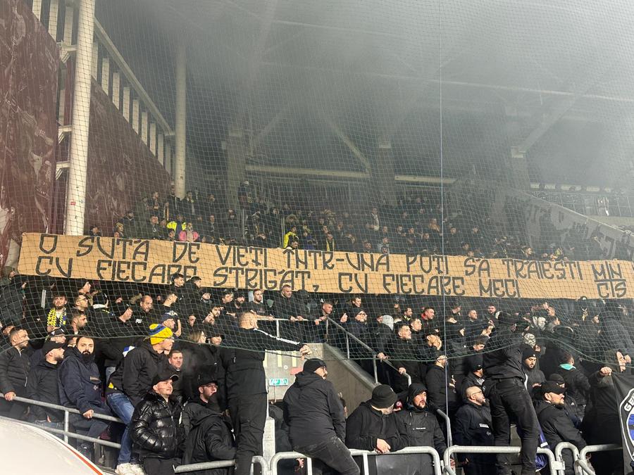 Derby și în tribune » Ironii și mesaje rasiste afișate de suporteri la Rapid - Petrolul