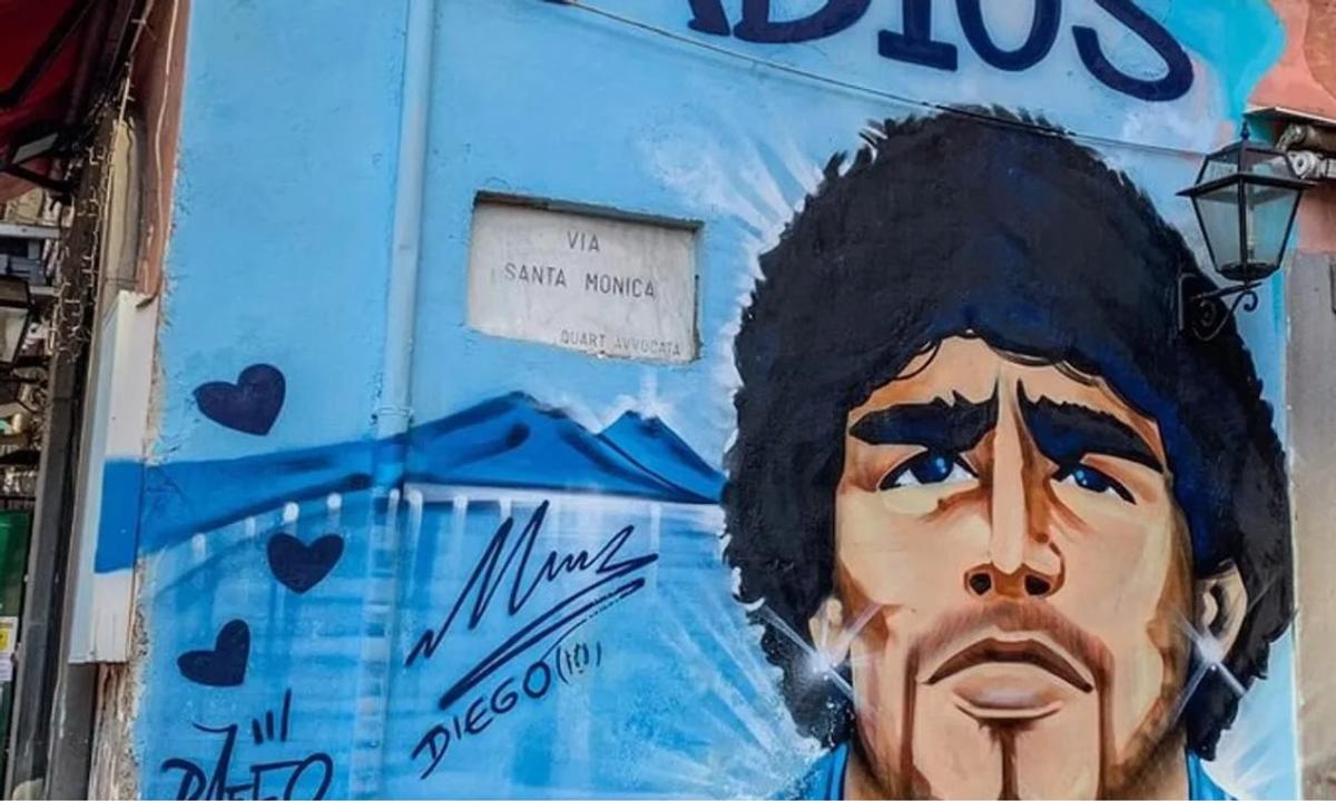 Portretul lui Diego Maradona pe un zid din Cartierul Spaniol în Napoli