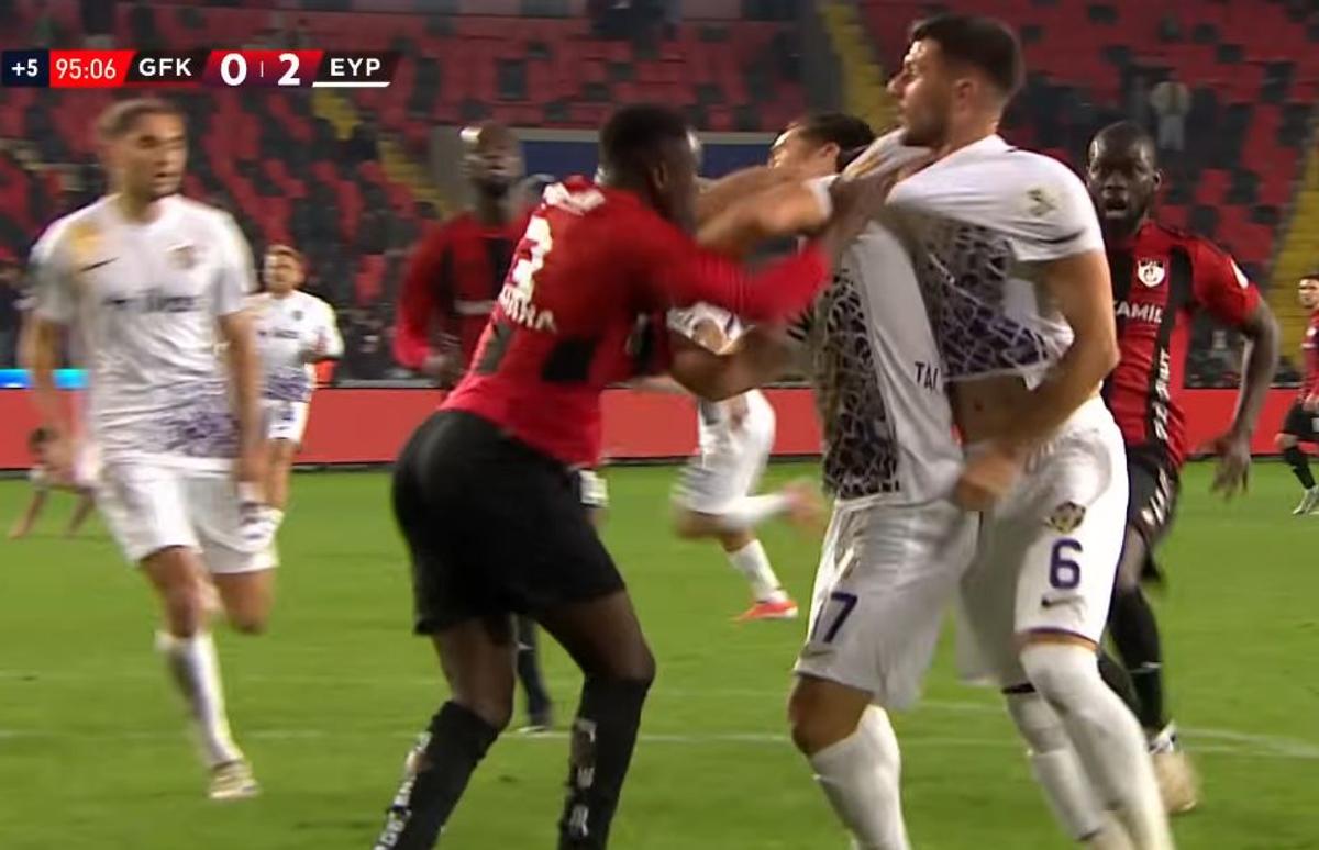 Scene IREALE în Turcia, cu Maxim, Sorescu și Drăguș pe teren: GOL în timp ce jucătorii săriseră la bătaie!