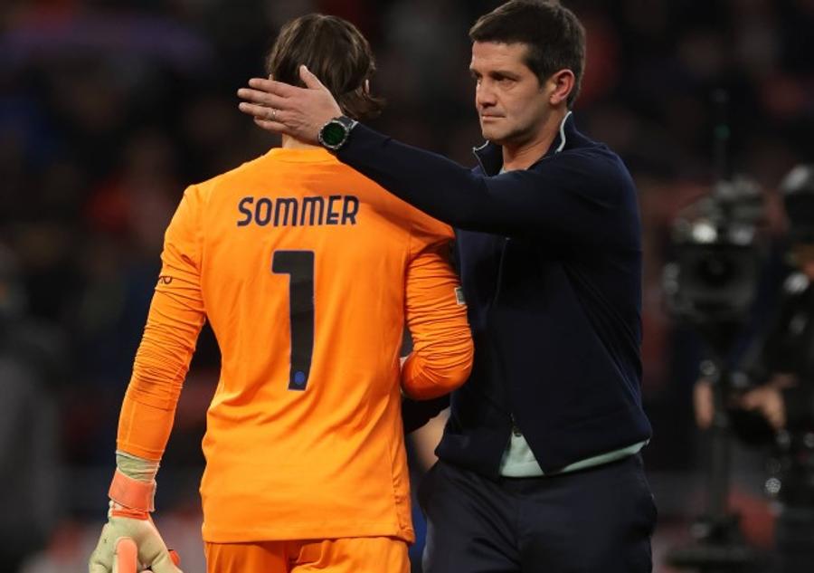 Cristi Chivu i-a luat în mai multe rânduri apărarea lui Yann Sommer după meciurile în care a greșit grav / Foto: Imago Interul lui Cristi Chivu, record în Top 5 campionate!