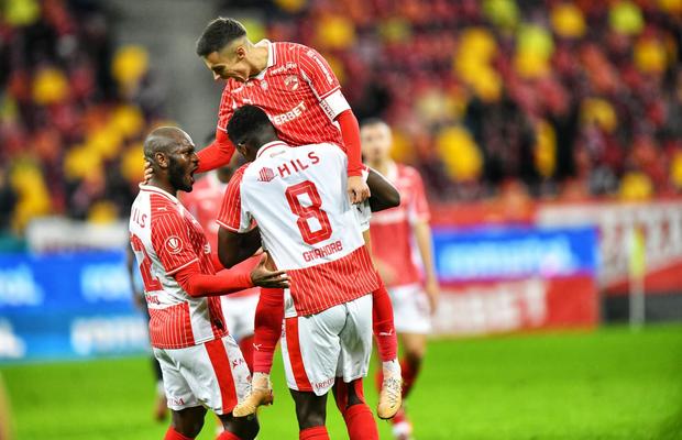 Dinamo - Oțelul Galați 1-0 » Victorie cu cap! „Câinii” se apropie de Rapid, salvați de execuția căpitanului Cîrjan