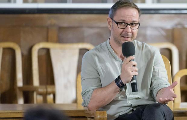 „Arghezi avea gantere la îndemână, i le găsiți pe balcon. Eminescu bătea mingea, sunt trist pentru Caragiale” » Interviu cu criticul și scriitorul Cosmin Ciotloș: „Lupu la Rapid a fost ca-n Craii de Curtea-Veche”