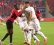 O parte dintre jucătorii se încleștau în careu în timp ce Boateng înscria din pasa lui Sorescu