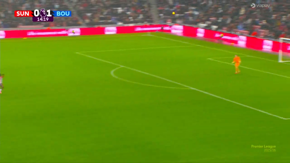 Golul sezonului în Premier League » Execuție superbă de la centrul terenului