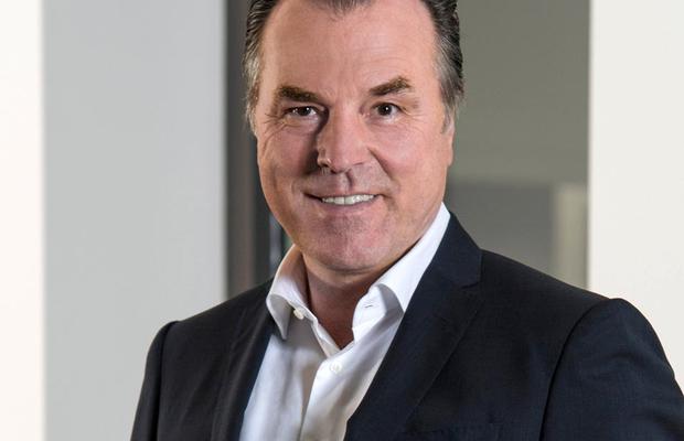 Miliardarul german care deține echipa de fotbal Schalke se judecă cu statul român. Fiscul susține că nu a plătit impozite de peste 3.000.000 de euro!