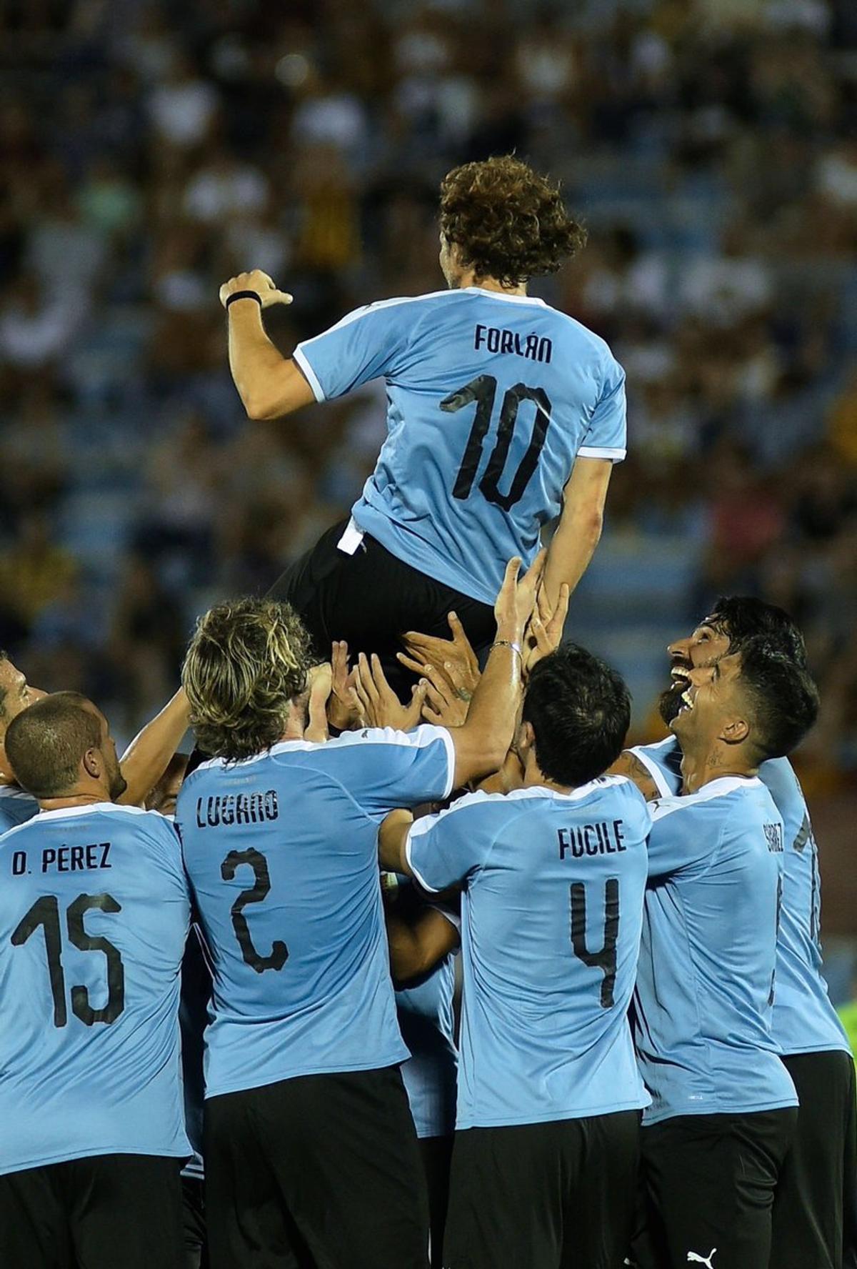 VIDEO+FOTO S-a retras Diego Forlan » Meci de vis în Uruguay, cu staruri internaționale: Cine a fost cel mai ovaționat după Forlan + Suarez a jucat portar și a avut câteva reflexe extraordinare :D