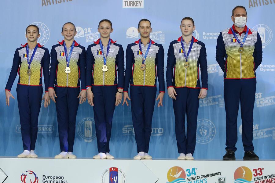 Echipa de junioare a României pe prima treaptă a podiumului FOTO Imago-Images Argint viu transformat în aur » Povestea gimnastei Ana Maria Bărbosu, cea care a urcat de șase ori pe cea mai înaltă treaptă a podimului la CE: „Mai e mult până departe!”