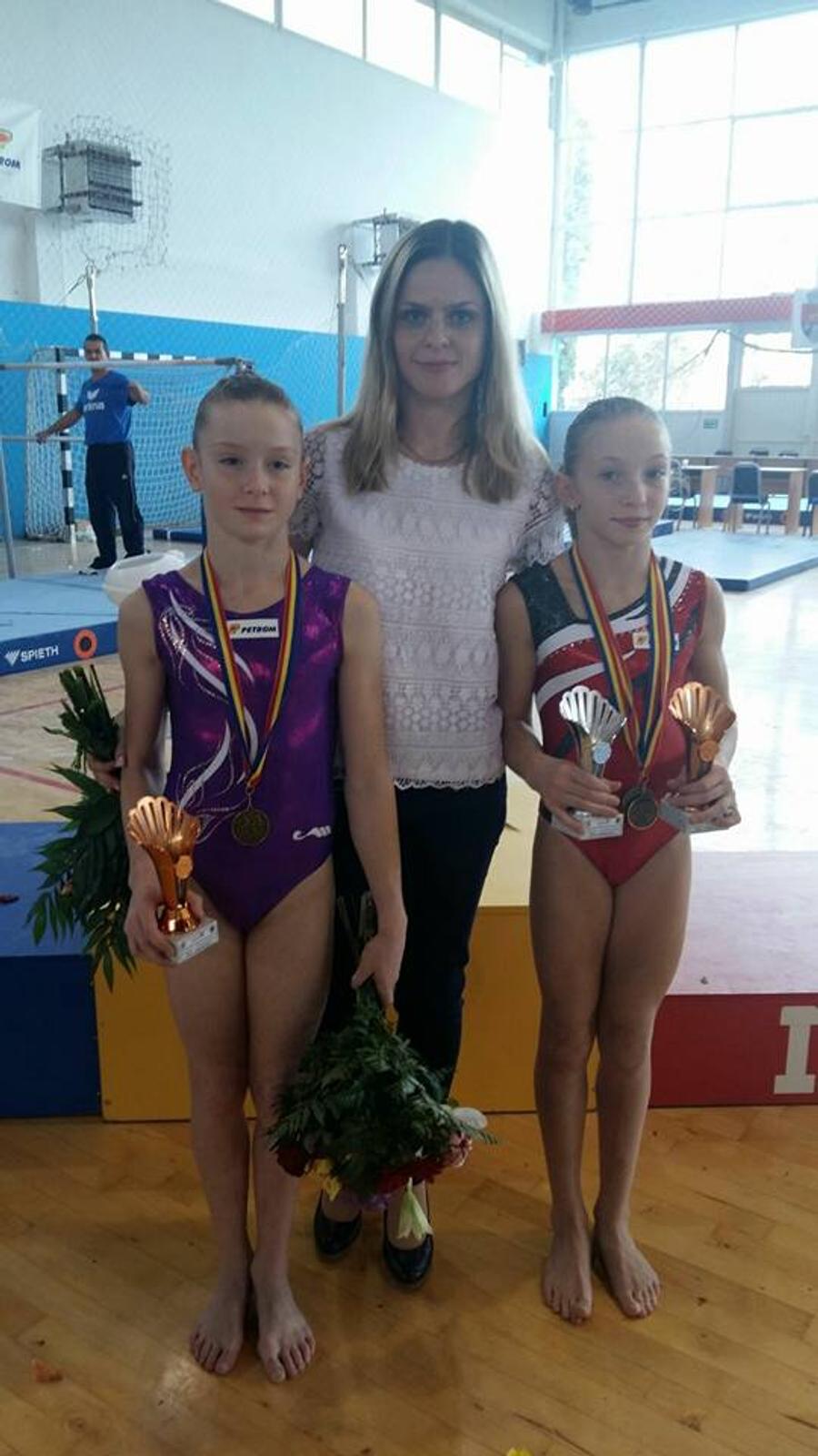 Daniela Trandafir alături de Iulia Trestianu și Ana Maria Bărbosu în 2017 Antrenoarea care i-a ghidat primii pași în performanță gimnastei Ana Maria Bărbosu: „Gimnastica e o minune, iar fetele sunt niște minuni și mai mari!”