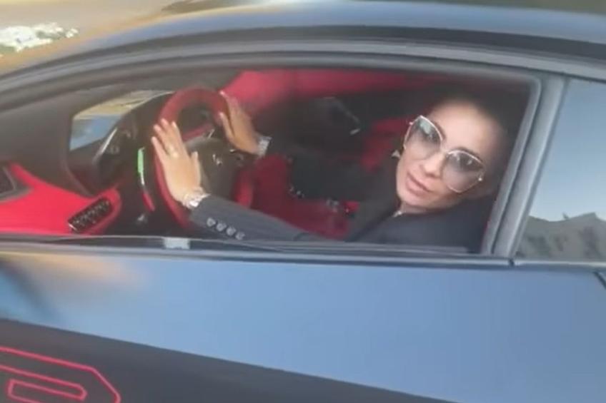 Agentul Anamaria Prodan (49 de ani) petrece sărbătorile de iarnă în Dubai și se laudă cu un cadou pe care și l-ar fi făcut singură: un bolid în valoare de 500.000 de euro.