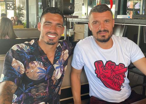 Portughezul Hugo Sousa, 29 de ani, i-a sfătuit pe jucătorii tineri să-și consolideze cu atenție viitorul. Fundașul lui Sepsi a vorbit despre Budescu și Edi Iordănescu, dezvăluind și motivul pentru care îi face cu ochiul piața imobiliară din România.