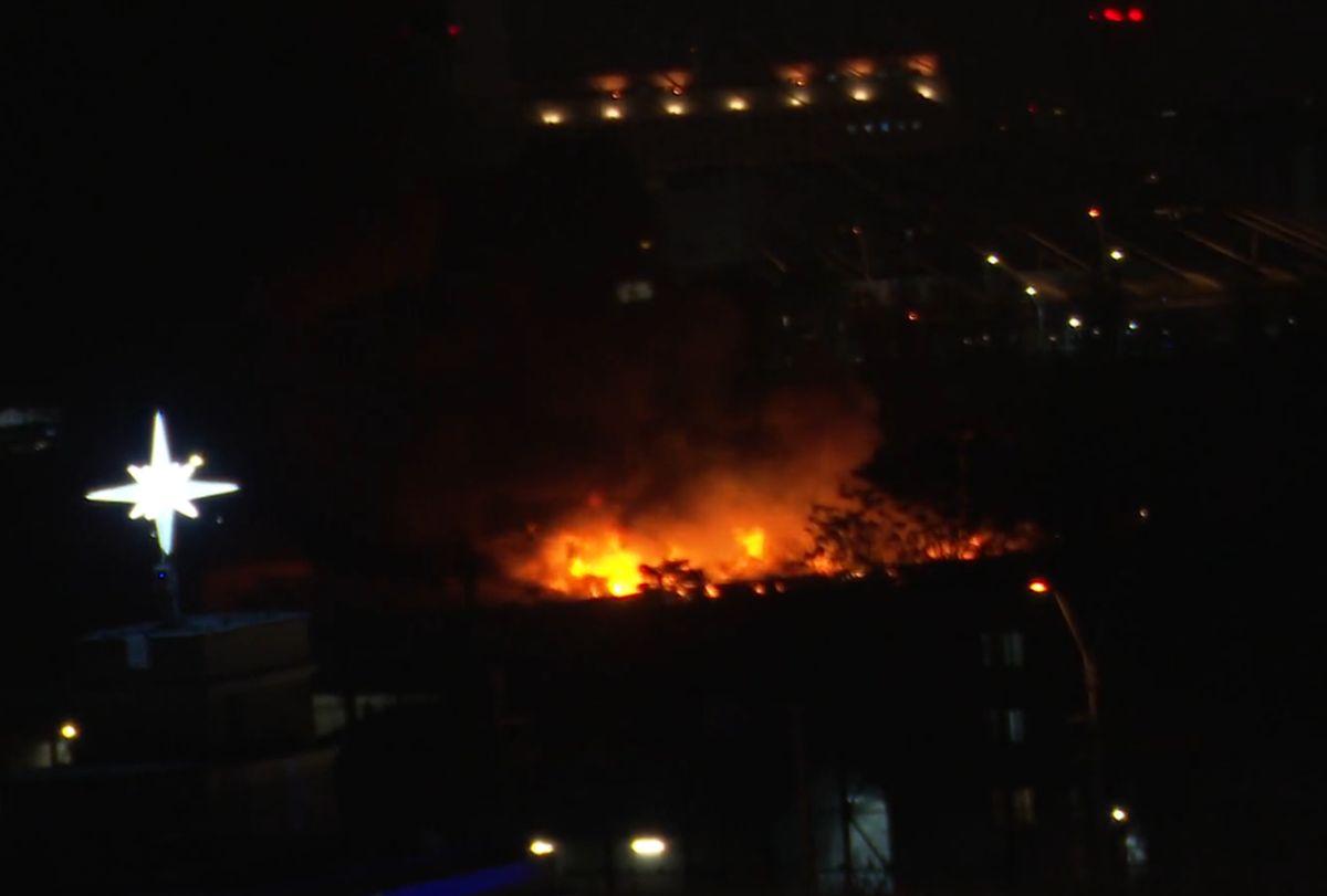 Incendiu puternic la câțiva pași de stadionul Rapidului » De la ce a pornit totul și cum decurge operațiunea