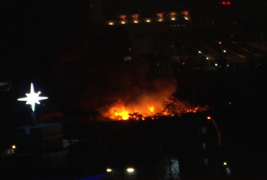 Un incendiu puternic a izbucnit în această seară pe Calea Giulești din București. De vină au fost 12 vagoane de tren dezafectate. Pompierii încă luptă pentru stingerea focului.
