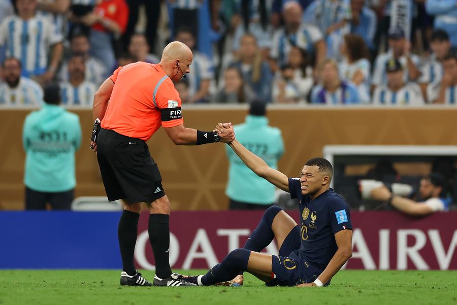 Szymon Marciniak, impresionat de reacțiile jucătorilor francezi. Foto: Imago Images Arbitrul finalei Mondialului povestește ce a trăit la Argentina - Franța: „Nici în cele mai negre coșmaruri nu-mi imaginam asta”