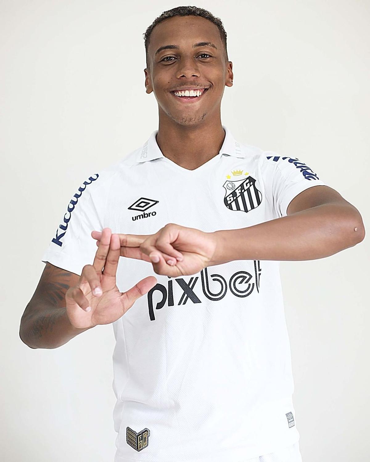 „Rege, fă-te bine!” » Rugă pentru Pele. Santos își modifică stema în onoarea legendei braziliene