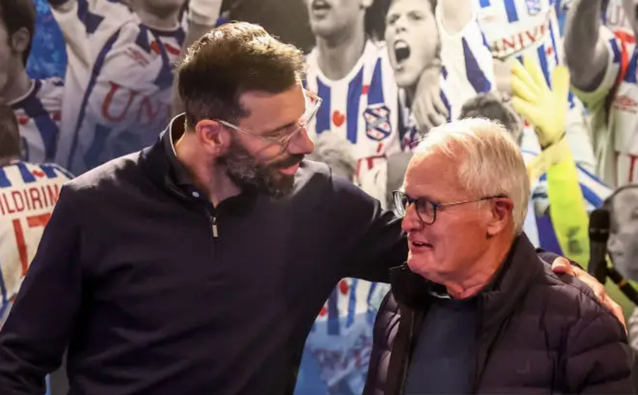 Antrenorul care l-a făcut atacant pe Van Nistelrooy, interviu savuros despre cei 5 români antrenați: „Era ca într-un film vechi. O saltea, un televizor, o lampă care atârna din tavan, frig, el era singur”