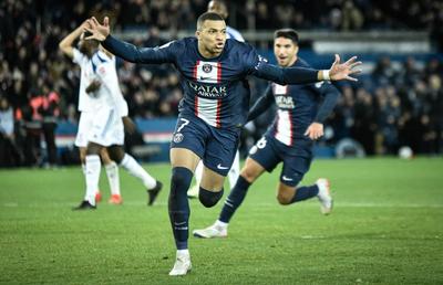PSG rămâne lider în Ligue 1 » Neymar, eliminat pentru simulare + Ce banner au afișat fanii pentru Mbappe