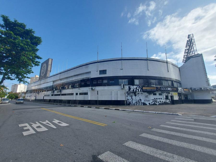 Fațada stadionului Urbano Caldeira, în Vila Belmiro (Santos), pe coasta de sud a Sao Paulo. Foto: Imago Images „Rege, fă-te bine!” » Rugă pentru Pele. Santos își modifică stema în onoarea legendei braziliene