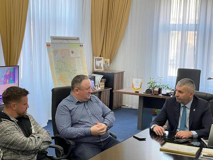 Mihai Pintilii (38 de ani), antrenorul celor de la FCSB, a primit astăzi o disctincție pentru „întreaga sa carieră sportivă și recunoașterea adusă României pe plan internațional” din partea prefectului județului Hunedoara.