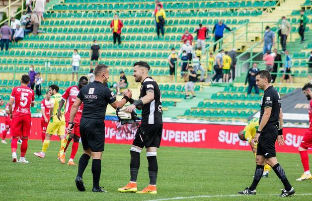 Dus cu „preșul” luni bune, în care n-a fost deloc plătit, un jucător e blocat de club prin Recurs, chiar dacă mai are restanțe de luat