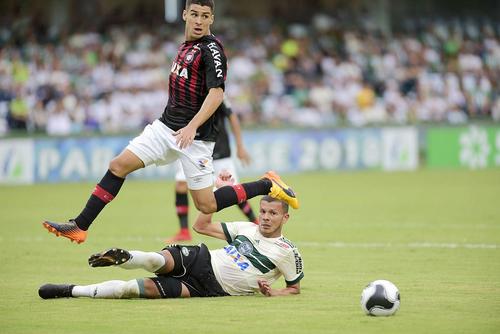 Thalisson Kelven, la pământ, în perioada în care juca pentru Coritiba // foto: Imago Images