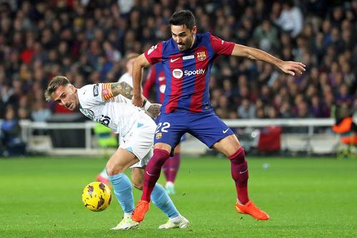 Aleix Garcia, în stânga, în meciul cu Barcelona // foto: Imago Images