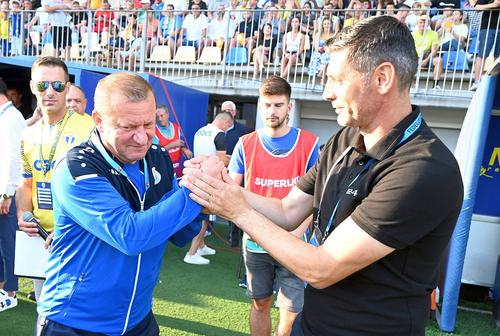 Florin Pîrvu, în dreapta, strângându-i mâna lui Dorinel Munteanu // foto: Imago Images