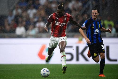 Rafael Leao (stânga) nu va putea juca într-un derby cu Inter în Super Ligă // Foto: Imago