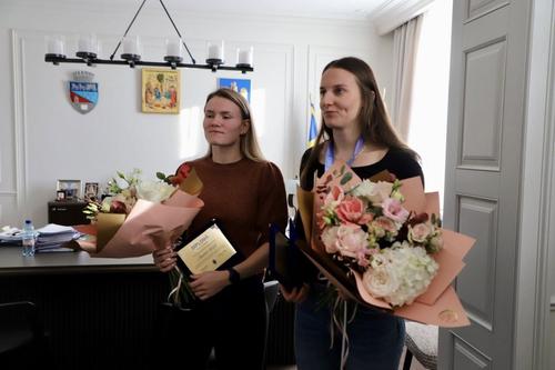 Anniken Wollik (stânga) și Julia Maidhof (dreapta), premiate de primarul orașului Râmnicu Vâlcea/Foto: Facebook (Primăria Municipiului Râmnicu Vâlcea)