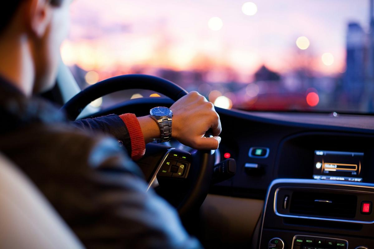 Peste 600.000 de români din Spania sunt afectați de noua schimbare rutieră! Accesoriul obligatoriu de la 1 ianuarie: cât costă