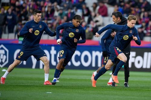 Robert Lewandowski (stânga) și Frenkie de Jong (dreapta) nu mai sunt doriți de fani la Barcelona