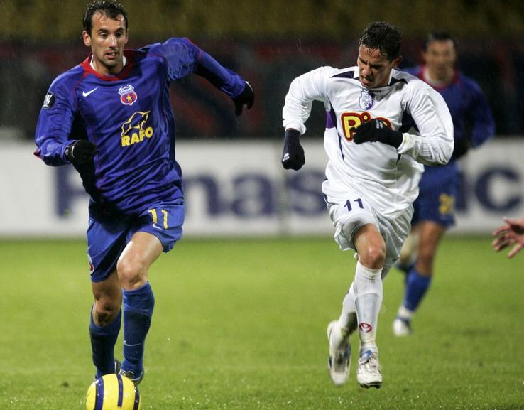 Cosmin Năstăsie, într-un duel cu stelistul Boștină / Sursă foto: Arhivă Gazeta Sporturilor