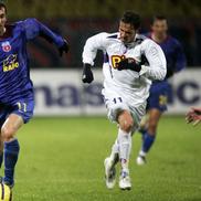 Cosmin Năstăsie, într-un duel cu stelistul Boștină / Sursă foto: Arhivă Gazeta Sporturilor
