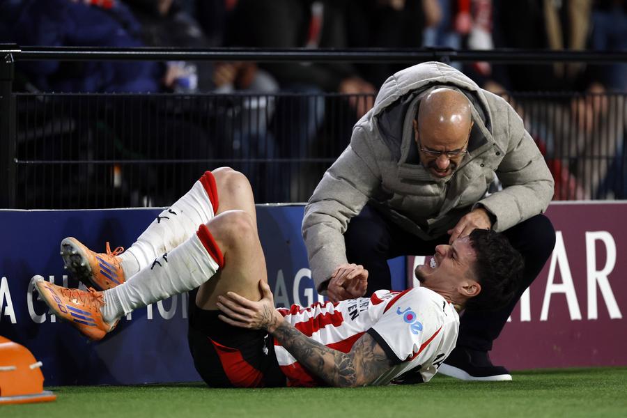 Dennis Man și Peter Bosz / Imago Images Dennis Man poate rămâne fără antrenor » Acesta a primit o ofertă „de nerefuzat”