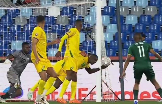 Cum poate explica gestul?! Momentul incredibil care l-a dus pe Ngezana în „optimile” Cupei Africii