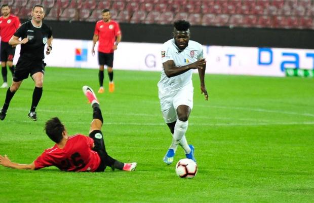 OFICIAL CFR Cluj s-a mai despărțit de un jucător: Robert Tambe și-a încheiat socotelile cu echipa lui Dan Petrescu