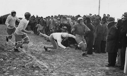 Babe Nomura, al doilea din stânga, ajută la scoaterea din joc a lui  Tosh Asano, echipament de culoare închisă, Foto: US national archives