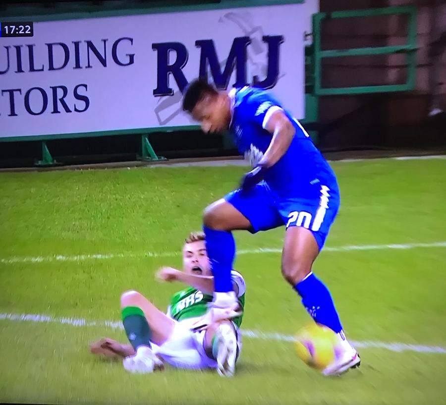 RANGERS. Atac șocant al unui scriitor scoțian la adresa colegului lui Ianis Hagi: „Ar trebui făcut bucățele cu maceta și dat de mâncare pescărușilor!”