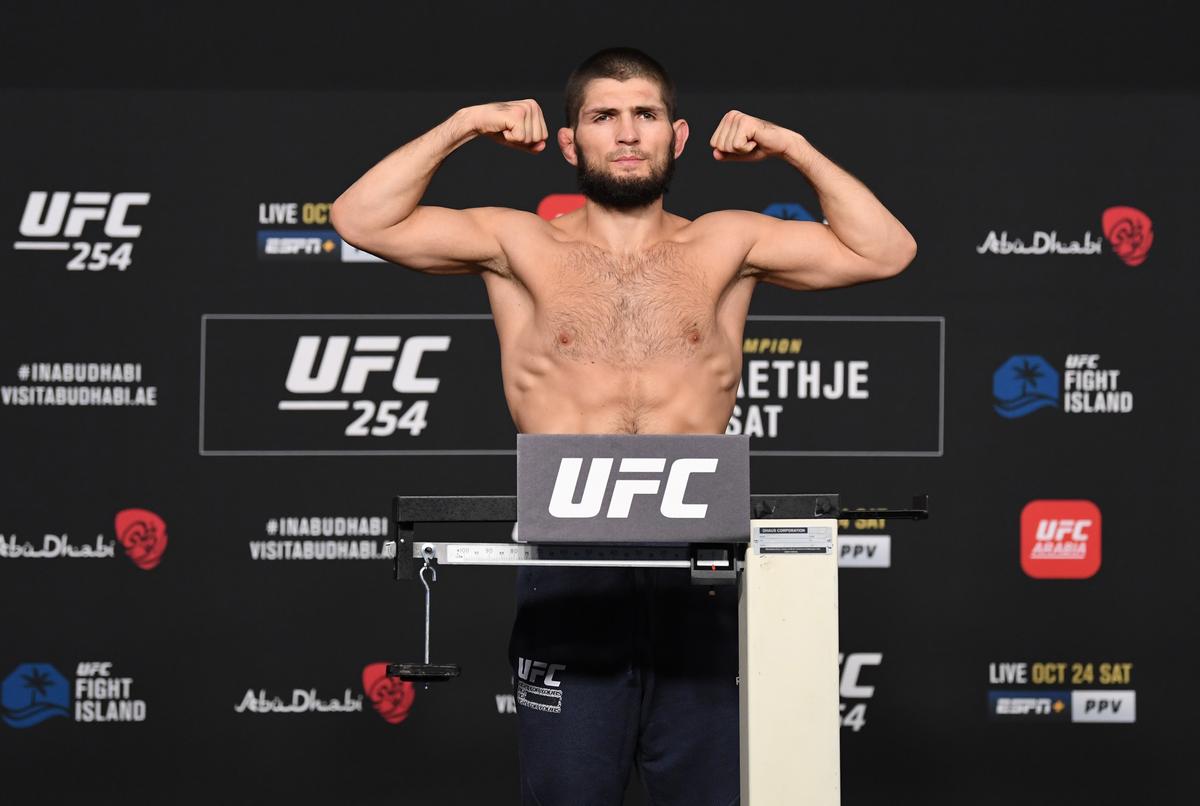 Variantă-surpriză: supercampionul rus Khabib Nurmagomedov ar putea debuta în fotbal!