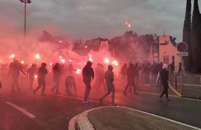 Marseille - Rennes amânat, după un protest violent al suporterilor lui OM! Torțe, pietre și un jucător bătut la baza de antrenament a echipei