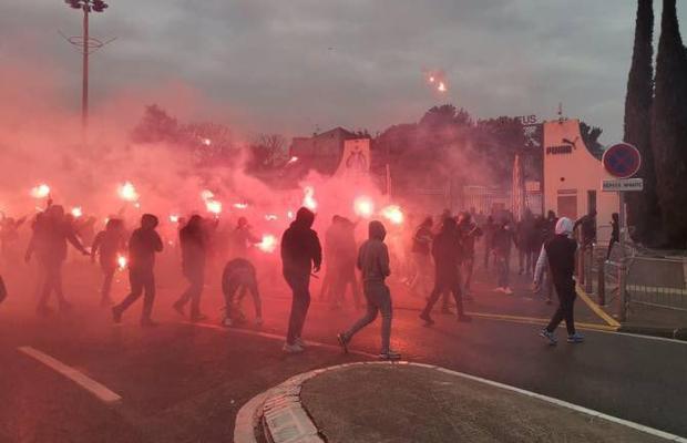 Marseille - Rennes amânat, după un protest violent al suporterilor lui OM! Torțe, pietre și un jucător bătut la baza de antrenament a echipei