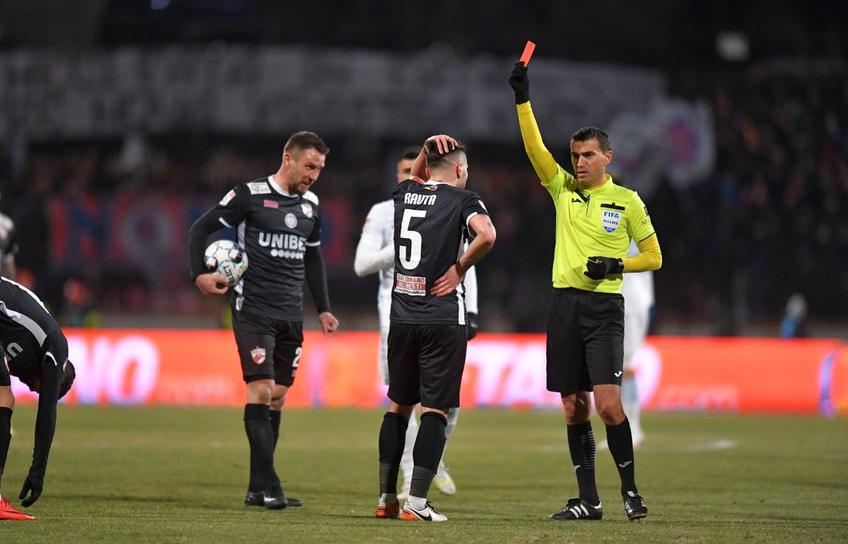 Dinamo - FCSB | Alexandru Răuță (29 de ani, mijlocaș central) a fost eliminat în prima repriză, minutul 36, după două cartonașe galbene încasate în decurs de 7 minute. De altfel, Ovidiu Hațegan a „suspendat” 3 jucători în derby!