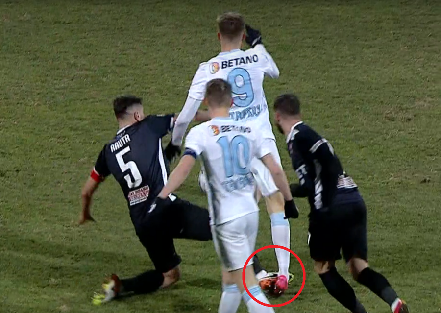 Hațegan a făcut prăpăd în prima repriză: 3 suspendați după Dinamo - FCSB + Scenariul din tur s-a repetat