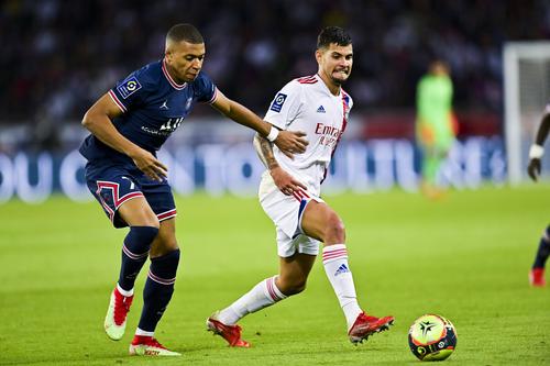 Bruno Guimaraes, în duel cu Neymar / FOTO: Imago-Images