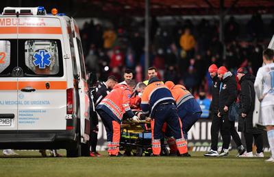 Dinamo - FCSB. Ghinion teribil pentru Ivanov » Scos de pe teren în ambulanță și dus de urgență la spital, la numai 6 minute de la debut!